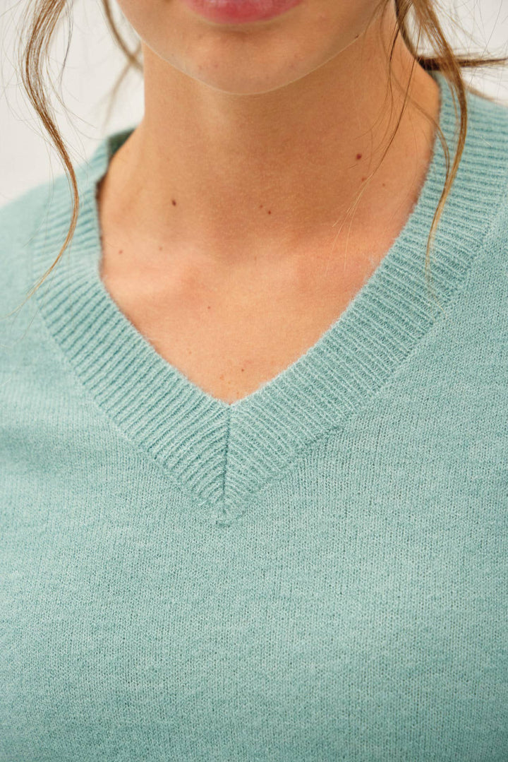 WOOL TOUCH CUFF POINTED V-NECK SWEATER: DUSTY BLUE / L
