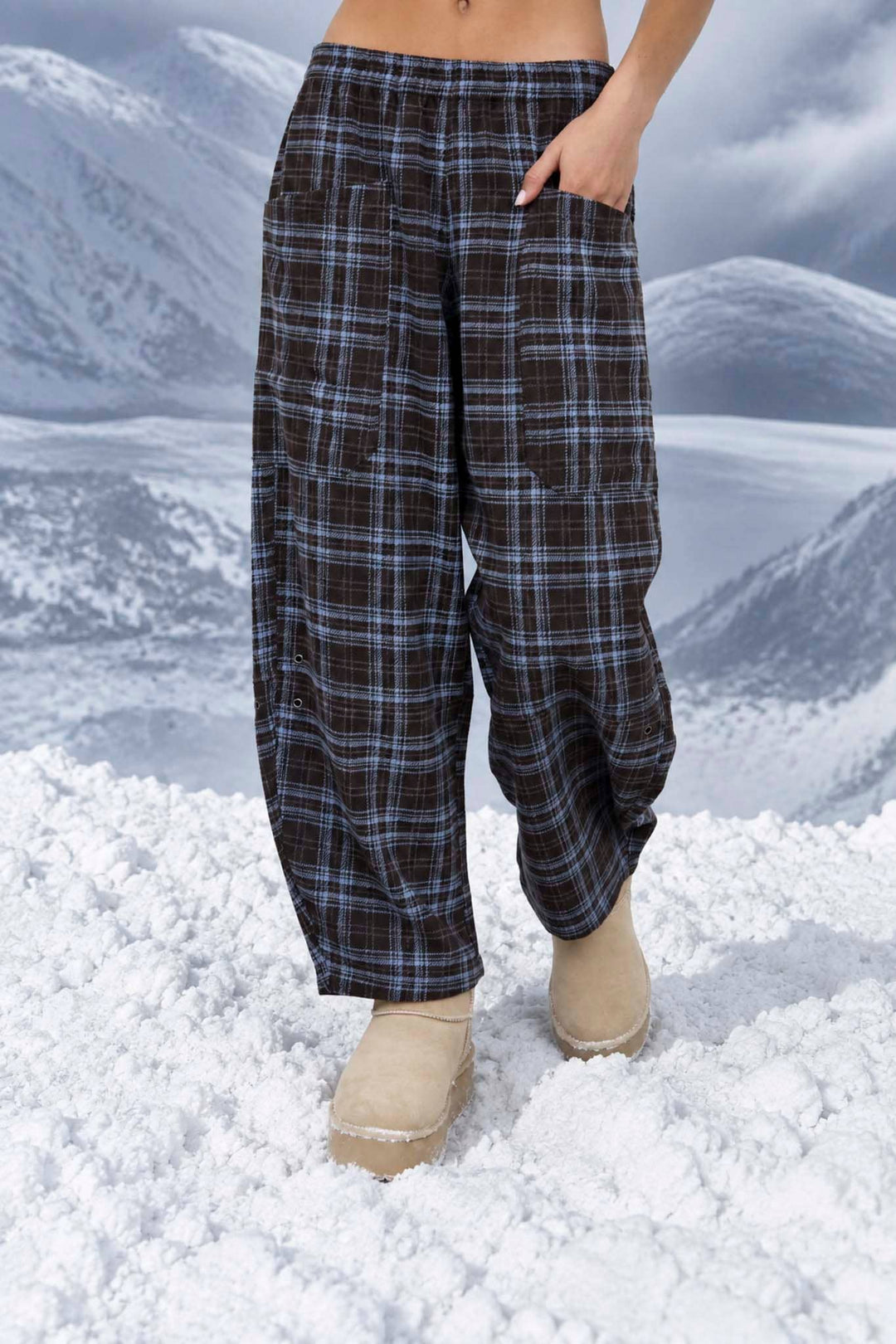 PLAID ELASTIC WAIST PATCH POCKET BARREL LEG PANTS: CHOCOLATE BROWN