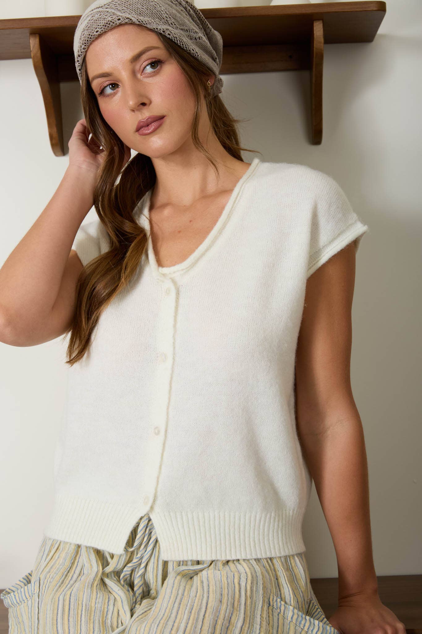 RAW EDGE V NECK SLEEVELESS KNIT CARDIGAN SWEATER: KHAKI