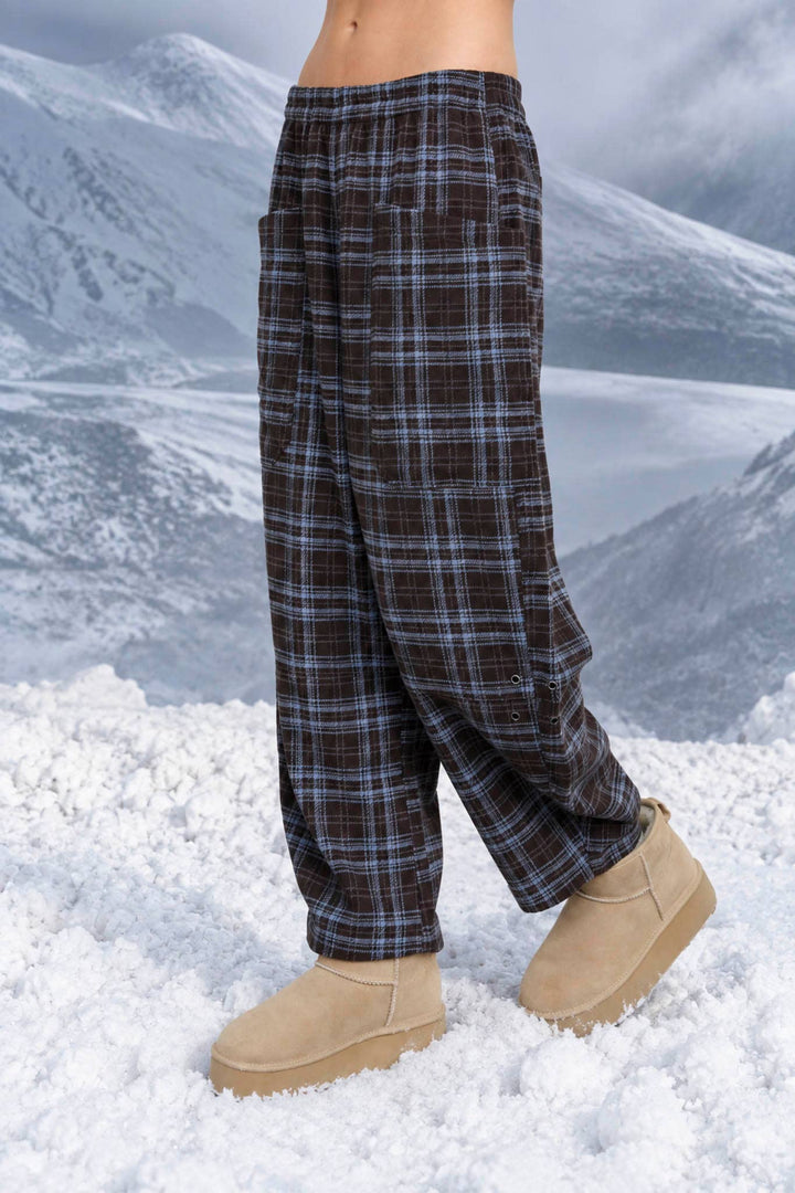 PLAID ELASTIC WAIST PATCH POCKET BARREL LEG PANTS: CHOCOLATE BROWN