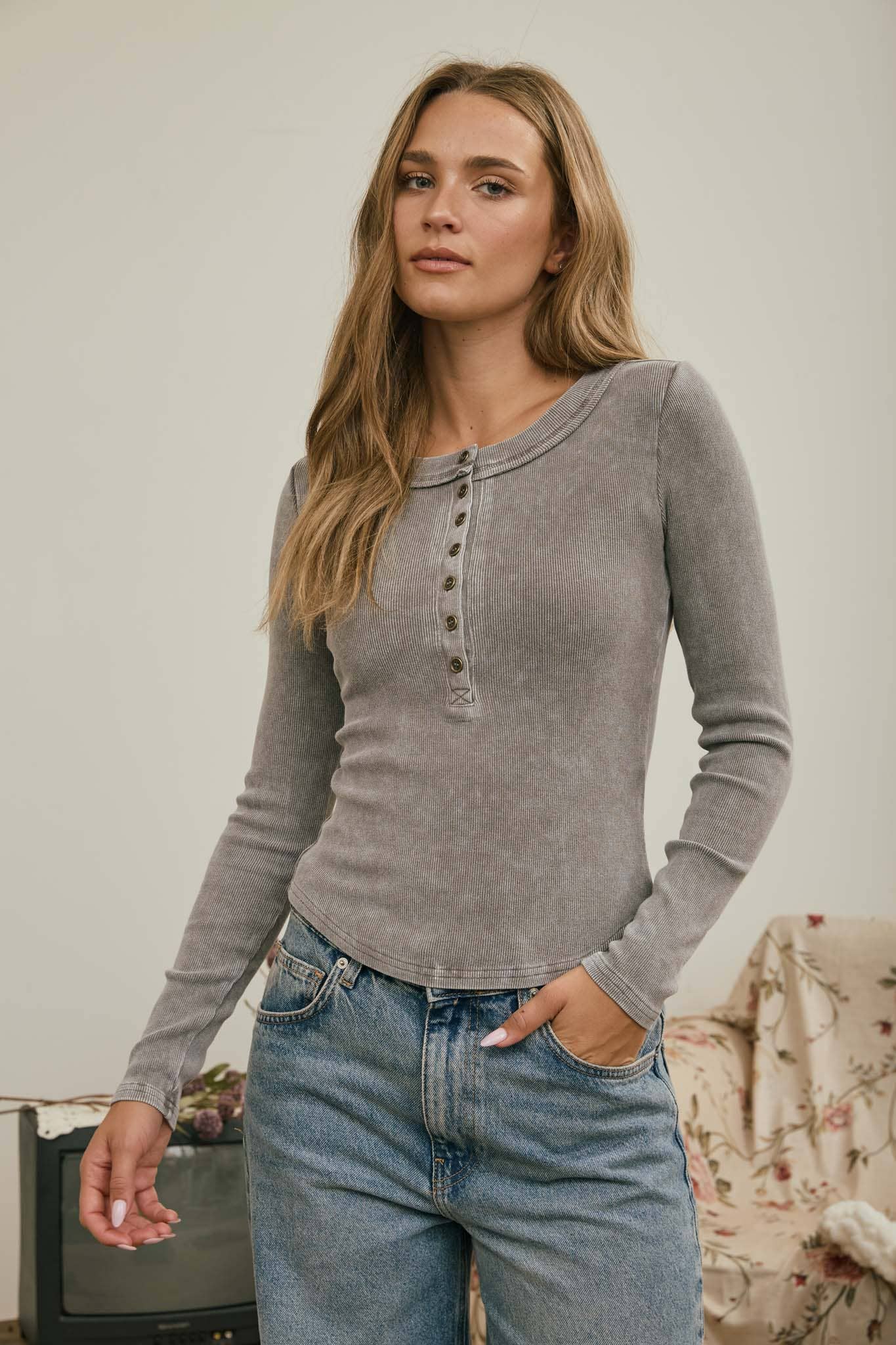 WASHED LONG SLEEVE RIBBED HENLEY KNIT TOP: LIGHT OLIVE