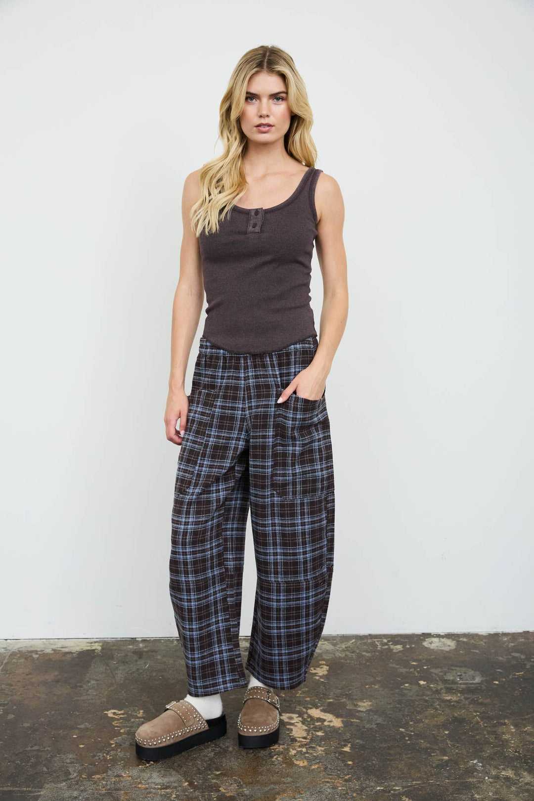 PLAID ELASTIC WAIST PATCH POCKET BARREL LEG PANTS: CHOCOLATE BROWN