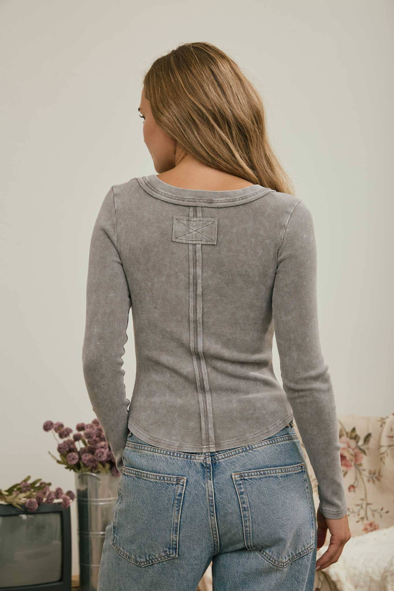 WASHED LONG SLEEVE RIBBED HENLEY KNIT TOP: VINTAGE BLUE