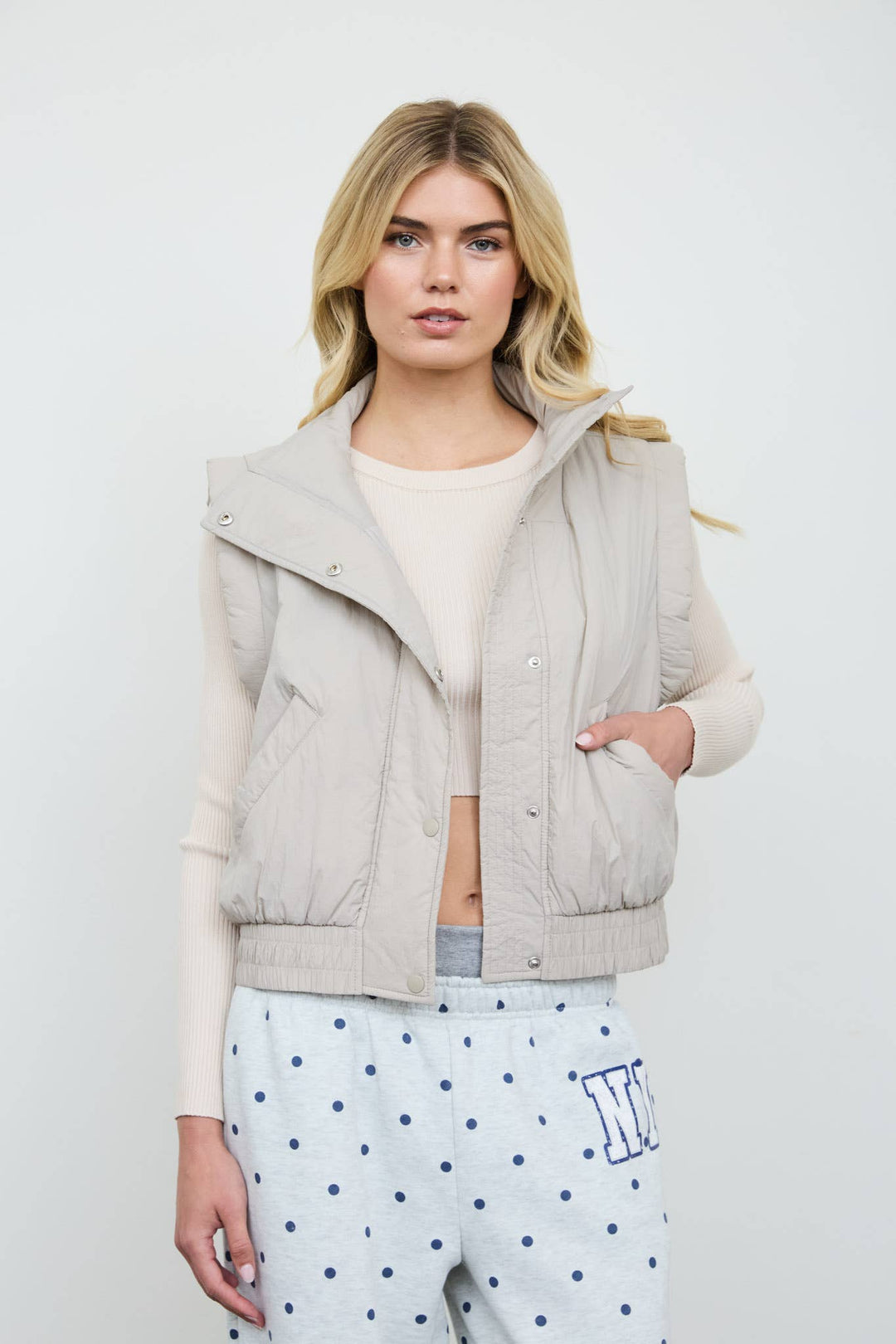 CROPPED MOCK NECK SNAP PUFFER VEST : OXBLOOD