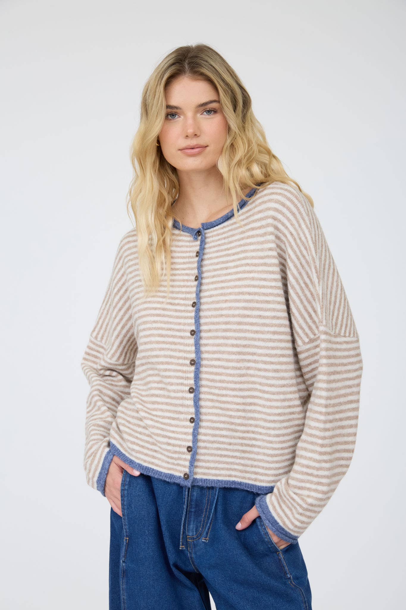 STRIPE RAW EDGE BUTTON DOWN LONG SLEEVE CARDIGAN : DARK BROWN
