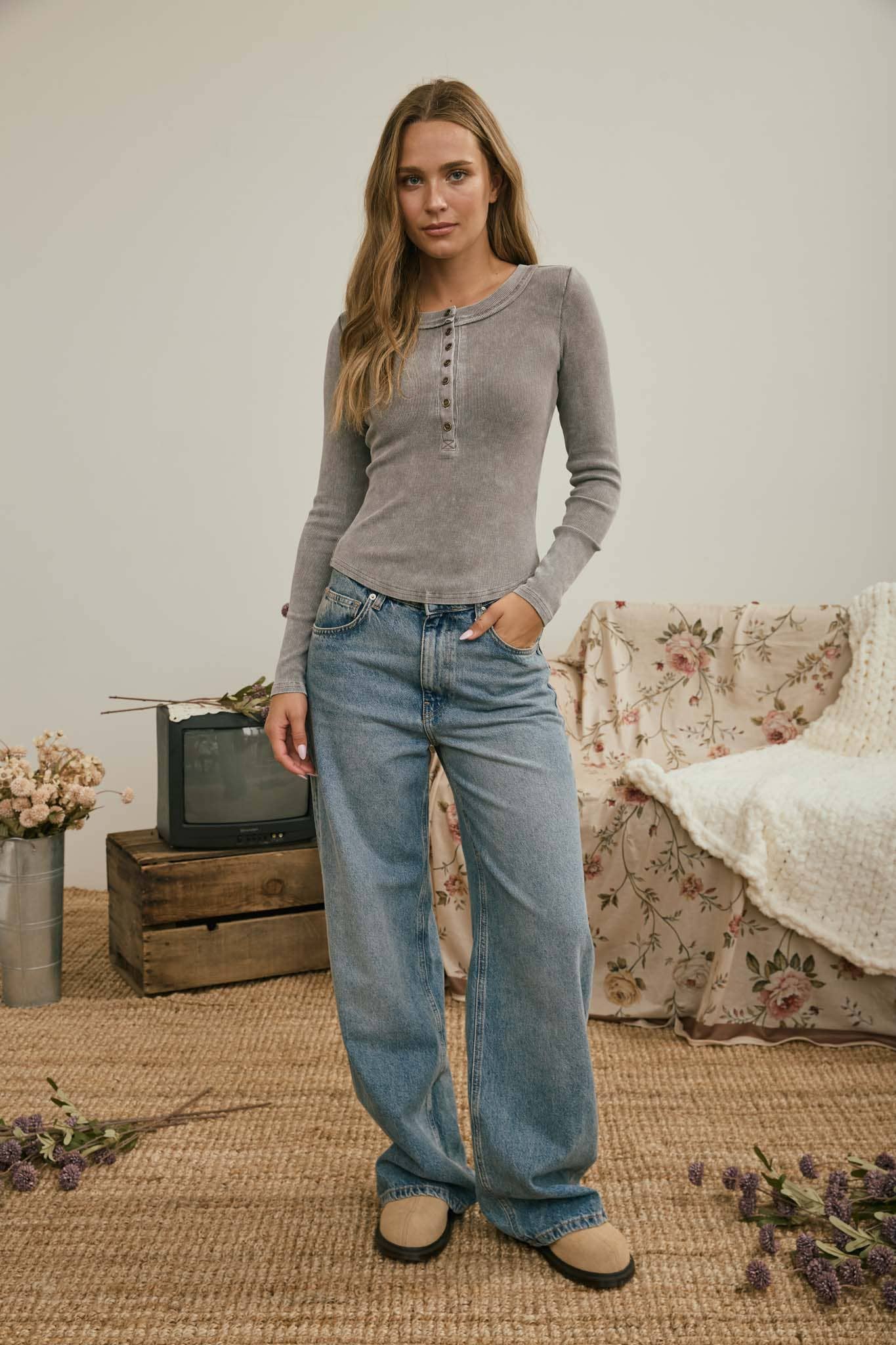 WASHED LONG SLEEVE RIBBED HENLEY KNIT TOP: LIGHT OLIVE