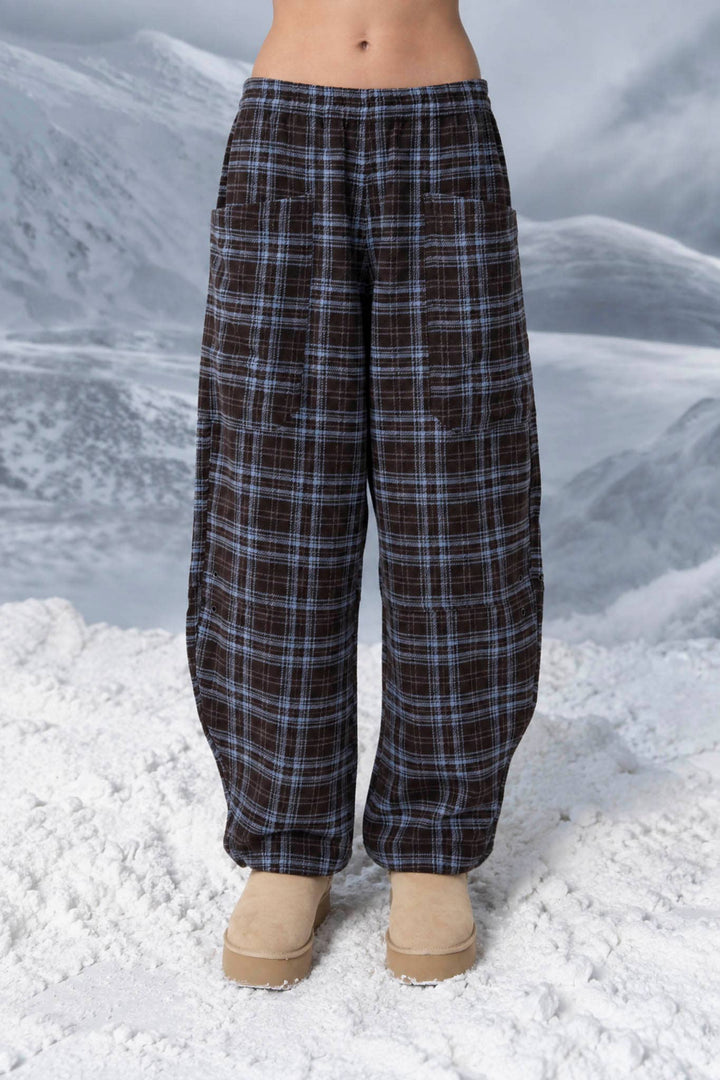 PLAID ELASTIC WAIST PATCH POCKET BARREL LEG PANTS: CHOCOLATE BROWN
