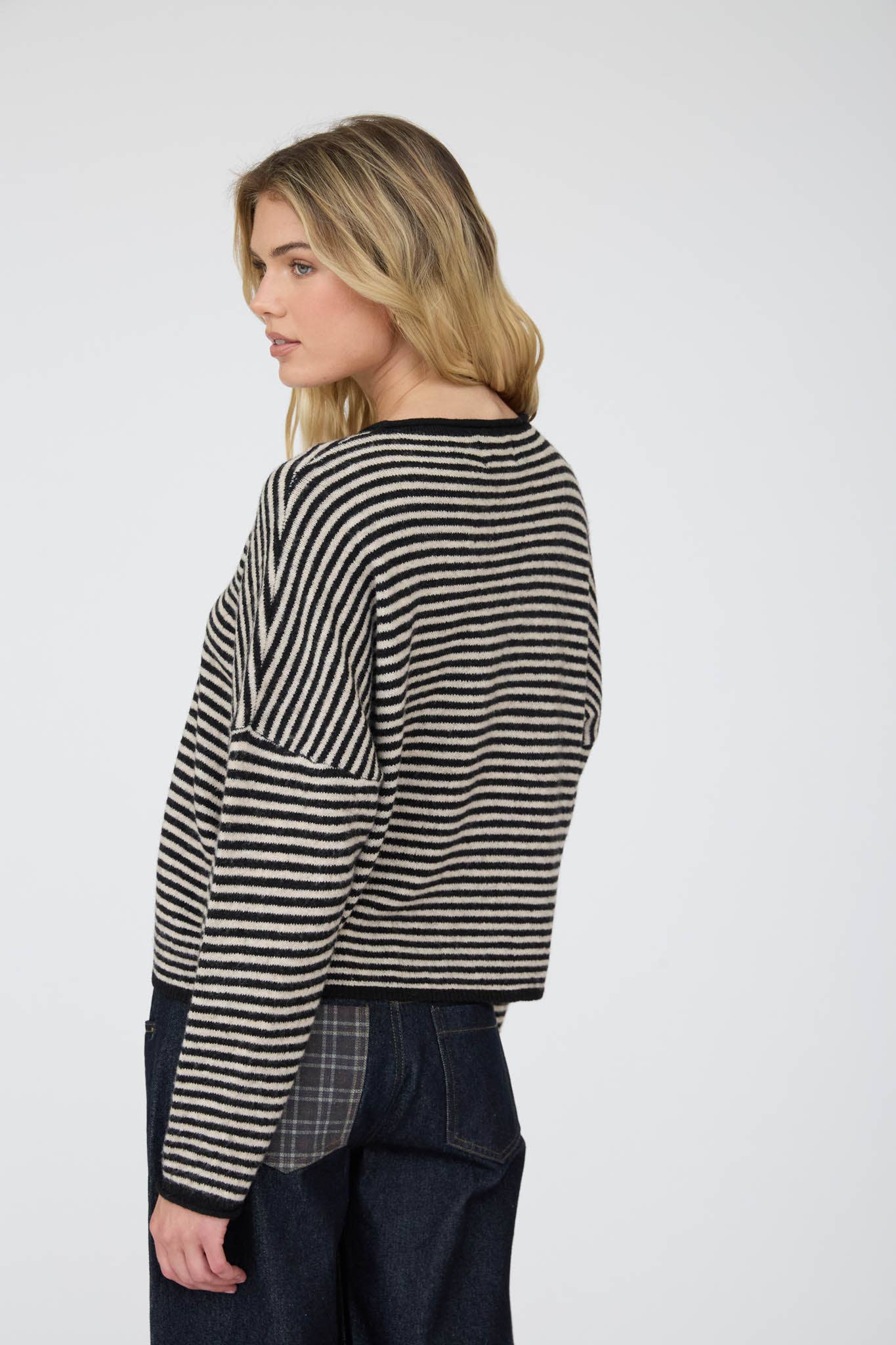 STRIPE RAW EDGE BUTTON DOWN LONG SLEEVE CARDIGAN : DARK BROWN