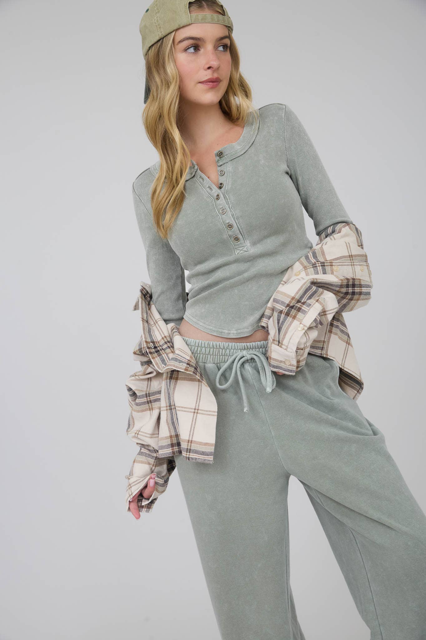 WASHED LONG SLEEVE RIBBED HENLEY KNIT TOP: VINTAGE BLUE