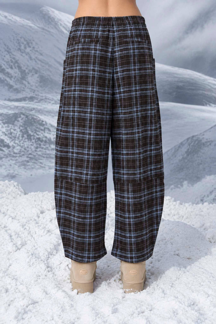 PLAID ELASTIC WAIST PATCH POCKET BARREL LEG PANTS: CHOCOLATE BROWN
