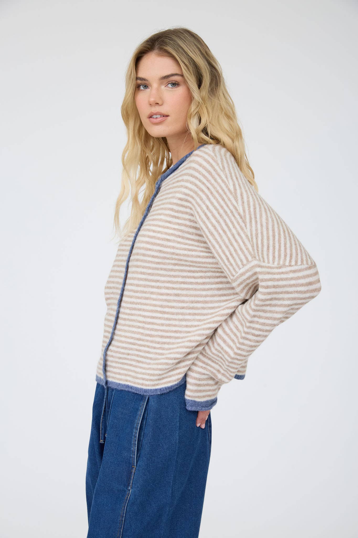 STRIPE RAW EDGE BUTTON DOWN LONG SLEEVE CARDIGAN : DARK BROWN
